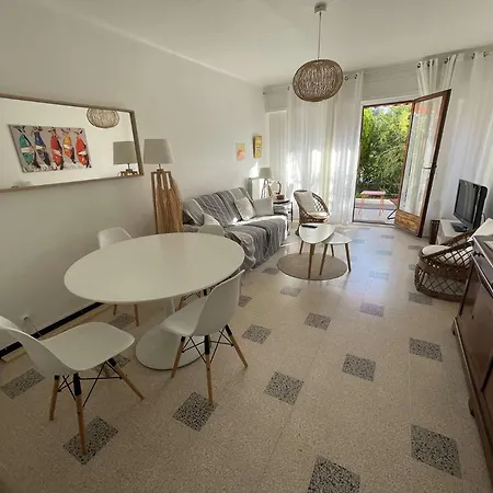 Lumineux, A Deux Pas De La Plage, Wifi, Equipe Et A Pied ! Appartement *